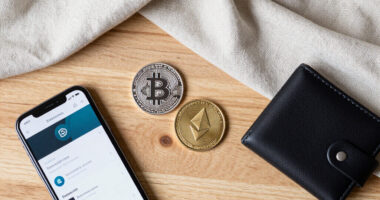 Bitcoin (BTC), Ether (ETH) Benefit As Altcoins Lose Their Luster: Crypto Markets Today